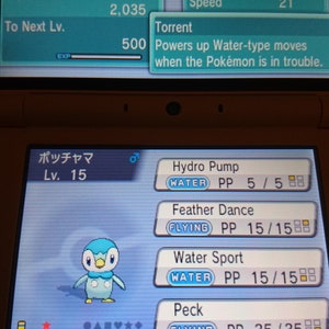 Pode incluir: Um ecrã Nintendo DS que mostra um Pokémon Piplup com o texto "JPN, Dex No. 393, Name Piplup, Type WATER, OT サチャー, ID No. 04282, Exp. Points 2,035, To Next Lv. 500, HP 45/45, Attack 21, Defense 25, Sp. Atk 29, Sp. Def 26, Speed 21, Torrent Powers up Water-type moves when the Pokémon is in trouble." O ecrã inferior mostra um Pokémon Piplup com o texto "ポッチャマ Lv. 15" e os movimentos "Hydro Pump WATER PP 5/5, Feather Dance FLYING PP 15/15, Water Sport WATER PP 15/15, Peck FLYING PP 35/35".