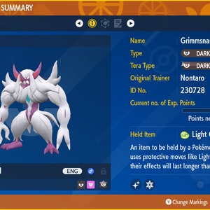 Pode incluir: Um Pokémon Grimmsnarl branco e roxo com um tipo tera escuro. O Pokémon está no nível 50 e tem 125.000 pontos de experiência. O Pokémon está segurando um item Argila Luminosa.