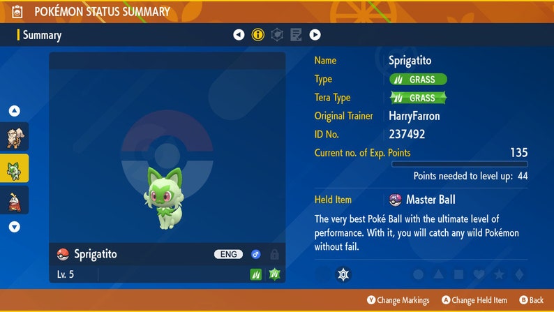 Puede incluir: Un personaje Pok&eacute;mon Sprigatito con pelaje verde y blanco, ojos rosas y una hoja verde en la cabeza. El Pok&eacute;mon est&aacute; de pie sobre un fondo azul con una Pok&eacute; Ball en el fondo. El nombre del Pok&eacute;mon es Sprigatito y es de nivel 5. El tipo del Pok&eacute;mon es Planta y su tipo Tera es Planta. El entrenador original del Pok&eacute;mon es HarryFarron y su n&uacute;mero de identificaci&oacute;n es 237492. El Pok&eacute;mon tiene 135 puntos de experiencia y necesita 44 m&aacute;s para subir de nivel. El Pok&eacute;mon est&aacute; sosteniendo una Master Ball.