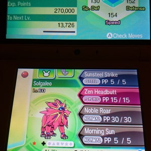 Op de afbeelding: Een screenshot van een Nintendo DS-spel dat een Solgaleo Pokémon laat zien met een level van 60. De Pokémon is roze en geel met een manen van rood en geel haar. De Pokémon bevindt zich op een groene achtergrond met een menu van bewegingen aan de rechterkant van het scherm. De bewegingen zijn Sunsteel Strike, Zen Headbutt, Noble Roar en Morning Sun. De statistieken van de Pokémon worden bovenaan het scherm weergegeven. De statistieken zijn HP, Aanval, Verdediging, Speciale Aanval, Speciale Verdediging en Snelheid.