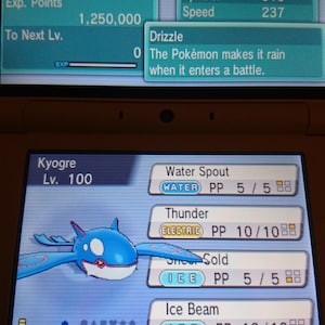 Pode incluir: Um personagem Pokémon Kyogre azul e branco numa tela de Nintendo DS. O Pokémon é de nível 100 e tem os movimentos Jato de Água, Trovão, Raio Gelo e Raio Gelo. O Pokémon está a segurar um Cachecol de Escolha.