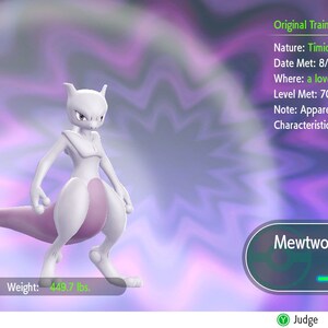 Può includere: Un personaggio Pokémon Mewtwo bianco e rosa con uno sfondo viola. Il Pokémon è in piedi con la coda arrotolata dietro di lui. Il nome del Pokémon, il suo livello e la sua barra della salute sono visualizzati nell'angolo in basso a destra dell'immagine. Il testo "Mewtwo Lv. 70" è visualizzato nell'immagine. L'altezza del Pokémon è di 9'02" e il suo peso è di 449,7 lbs.