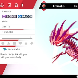 Può includere: Un'illustrazione digitale di un Pokémon rosso e viola chiamato Eternatus, livello 100, con il testo "Eternatus" e "Lv. 100" sopra. Il Pokémon è di tipo Drago e Veleno, con origine a Galar. Il Pokémon tiene una Menta Modesta, che aumenta l'Attacco Speciale ma diminuisce l'Attacco.