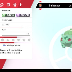 Pode incluir: Uma captura de tela digital de um personagem Pokémon de Bulbasaur da série de videogames Pokémon. O Pokémon é verde com olhos vermelhos e está no nível 5. As estatísticas do Pokémon são exibidas no lado esquerdo da tela, incluindo seu tipo, que é Planta e Veneno, seu treinador original, HarryFarron, e seu número de identificação, 237492. O Pokémon está segurando uma Cápsula de Habilidade, que permite a um Pokémon com duas Habilidades alternar entre elas quando usada.