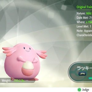Pode incluir: Um Pokémon rosa chamado Chansey segurando um ovo. O Pokémon é de nível 1 e tem uma barra de saúde cheia. O texto "ラッキー" é exibido em japonês, que é o nome japonês de Chansey. O texto "Lv. 1" também é exibido.