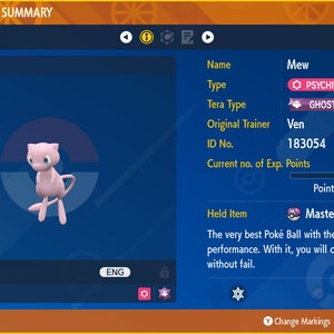 Può includere: Un Pokémon Mew rosa, livello 5, di tipo Psico e tipo Tera Spettro. Il Pokémon tiene una Master Ball, descritta come la migliore Poké Ball con il livello di prestazioni massimo. Il testo sullo schermo dice "Nome: Mew, Tipo: PSYCHIC, Tipo Tera: GHOST, Allenatore originale: Ven, N.º ID: 183054, Numero attuale di punti esperienza: 135, Punti necessari per salire di livello: 44, Oggetto tenuto: Master Ball".