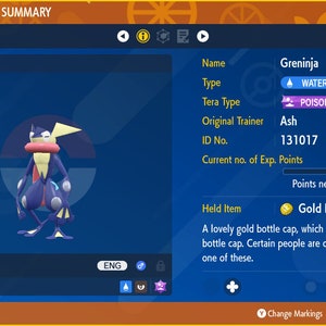 Può includere: Un personaggio Pokémon Greninja blu e giallo con una lingua rossa. Il Pokémon è di livello 36 e di tipo Acqua e Buio. Il tipo Tera del Pokémon è Veleno. L'allenatore originale del Pokémon è Ash e il suo numero di identificazione è 131017. Il Pokémon ha 40.007 punti esperienza e ne ha bisogno di 3.801 in più per salire di livello. Il Pokémon sta tenendo un Tappo di Bottiglia d'Oro.