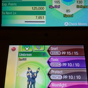 Op de afbeelding: Een screenshot van een Nintendo 3DS-spel dat een Pokémon genaamd Umbreon laat zien. De Pokémon is level 50 en heeft de aanvallen Snarl, Toxic, Protect en Moonlight. De statistieken van de Pokémon worden weergegeven, inclusief zijn HP, Aanval, Verdediging, Speciale Aanval, Speciale Verdediging en Snelheid. De vaardigheid van de Pokémon is Synchronize en hij houdt Black Glasses.