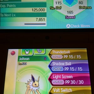 Pode incluir: Uma captura de tela de um videogame com o Pokémon Jolteon. A tela exibe as estatísticas de Jolteon, incluindo HP, Ataque, Defesa e Velocidade. A interface do jogo também mostra os movimentos de Jolteon: Trovão, Bola Sombra, Tela de Luz e Troca de Volts.