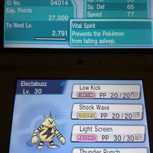 Pode incluir: Uma captura de tela de um jogo Nintendo DS mostrando um Pokémon Electabuzz com os movimentos Chute Baixo, Onda de Choque, Tela de Luz e Soco Trovão. O Pokémon é de nível 30 e tem a habilidade Espírito Vital. O jogo está em inglês.