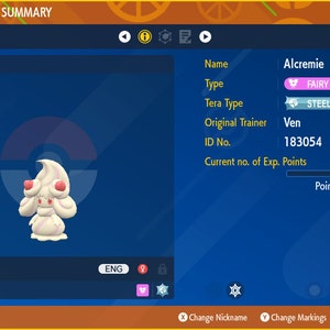 Puede incluir: Una pantalla de resumen de estado de Pokémon muestra información sobre Alcremie, un Pokémon de tipo Hada y Acero. La imagen muestra el nombre, el nivel y los detalles del entrenador de Alcremie. El fondo es azul con acentos amarillos y naranjas.