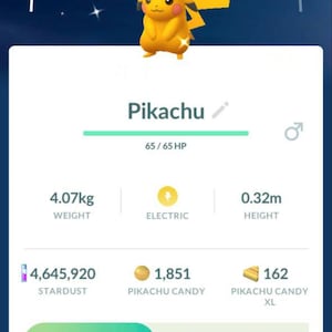 Może przedstawiać: Zrzut ekranu z gry mobilnej z Pikachu, CP 400. Żółta postać nosi czerwony kapelusz. Waga 4,07 kg, wzrost 0,32 m, oraz szczegóły dotyczące pyłu gwiezdnego i cukierków.