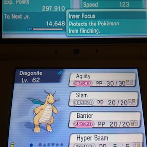Pode incluir: Uma captura de tela de um jogo Pokémon Dragonite em um Nintendo DS. O Pokémon é de nível 62 e tem os movimentos Agilidade, Slam, Barreira e Hiper Raio. As estatísticas do Pokémon são exibidas, incluindo PV, Ataque, Defesa, Ataque Especial, Defesa Especial e Velocidade.
