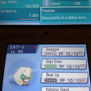 Può includere: Uno screenshot di un gioco per Nintendo DS che mostra un Pokémon Whimsicott con il nome "Elf" e livello 50. Il Pokémon è in battaglia e ha un elenco di mosse: Swagger, Giga Drain, Beat Up e Helping Hand.