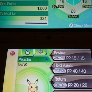 Pode incluir: Uma captura de tela de um jogo Nintendo DS mostrando Pikachu, um personagem Pokémon, com suas estatísticas e movimentos. Pikachu está no nível 10 e possui os movimentos Bestow, Hold Hands, Return e Play Nice.