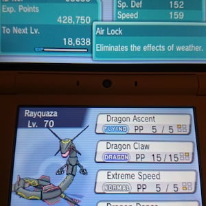 Op de afbeelding: Een screenshot van een Nintendo DS-spel dat een Rayquaza Pokémon op level 70 laat zien. De Pokémon is groen, zwart en zilver met rode accenten. De Pokémon is van het type draak en vliegen. De Pokémon heeft de aanvallen Drakenopstijging, Drakenklauw, Extreme Snelheid en Draaksdans.