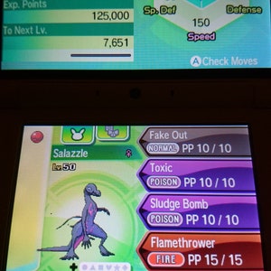 Pode incluir: Uma captura de tela de um videogame mostrando um Pokémon Salazzle com os movimentos Fake Out, Toxic, Sludge Bomb e Flamethrower. O Pokémon é de nível 50 e tem a habilidade Corrosão. O Pokémon está segurando um Focus Sash.