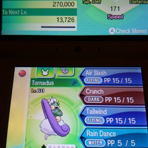 Pode incluir: Uma captura de tela de um jogo Nintendo 3DS mostrando um Pokémon Tornadus com os movimentos Air Slash, Crunch, Tailwind e Rain Dance. O Pokémon é de nível 60 e tem a habilidade Prankster e está segurando um Life Orb.