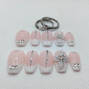 ブライダルフレンチチップネイル｜3Dオーキッドフラワー、クリスタルアクセント、再利用可能なセット
