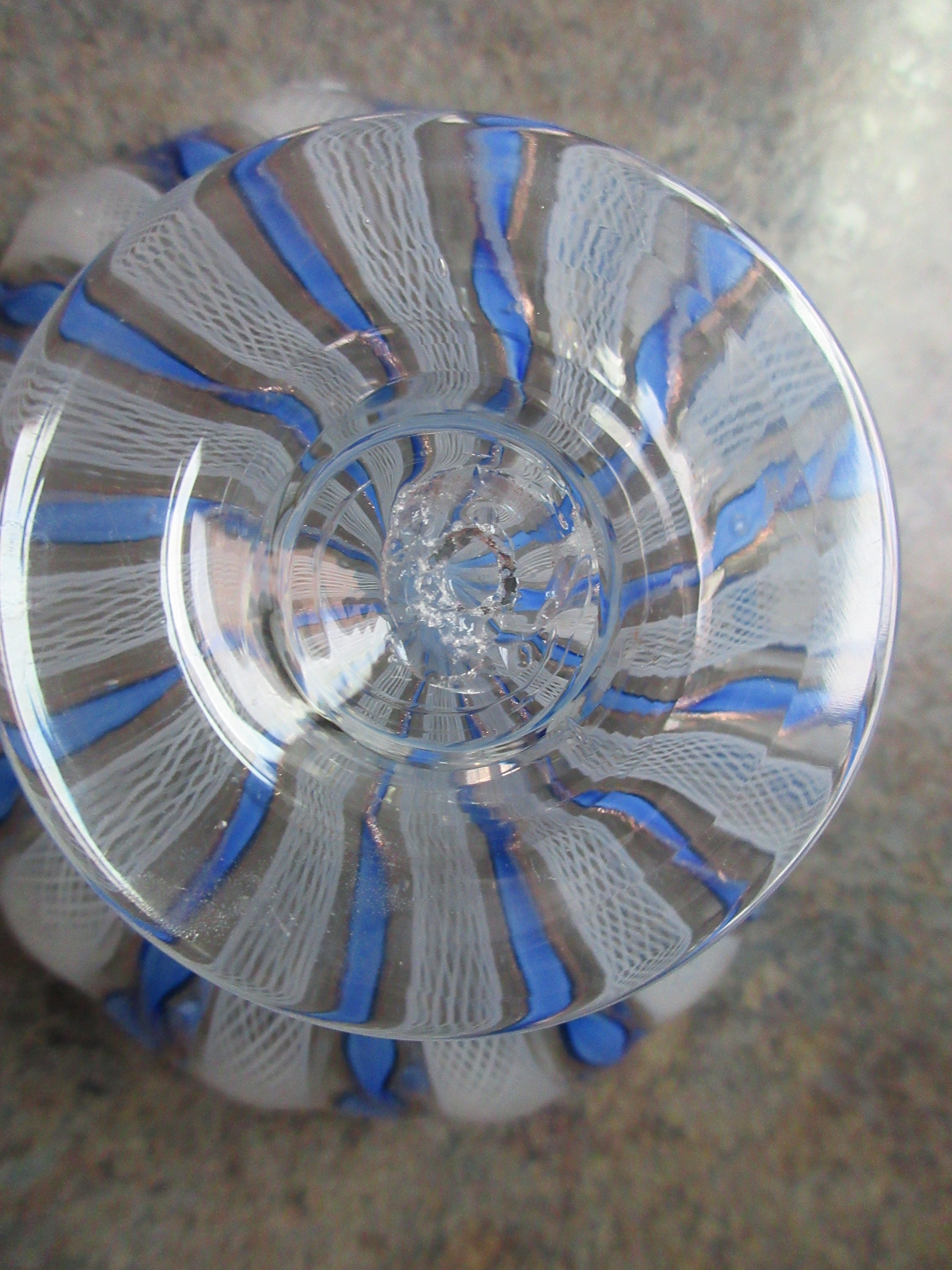 ヴィンテージ イタリア ムラーノ「ラティチーノ」ブルーリボン 脚付き