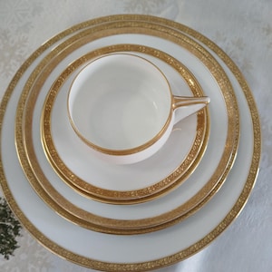 Rosenthal Selb Bavaria Germany &quot;Donatello&quot; China w/Embossed Gold Band 8 Piece Setting