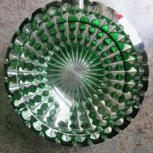 Cenicero checo vintage de cristal transparente tallado en verde boho