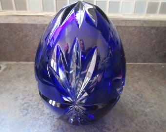 Oeuf de collection bleu cobalt taillé en cristal transparent