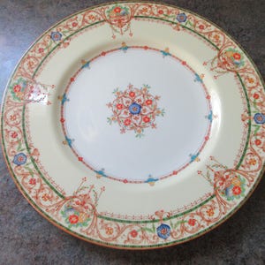 Royal Worcester Made in England "Chantilly" Dinner Plate
