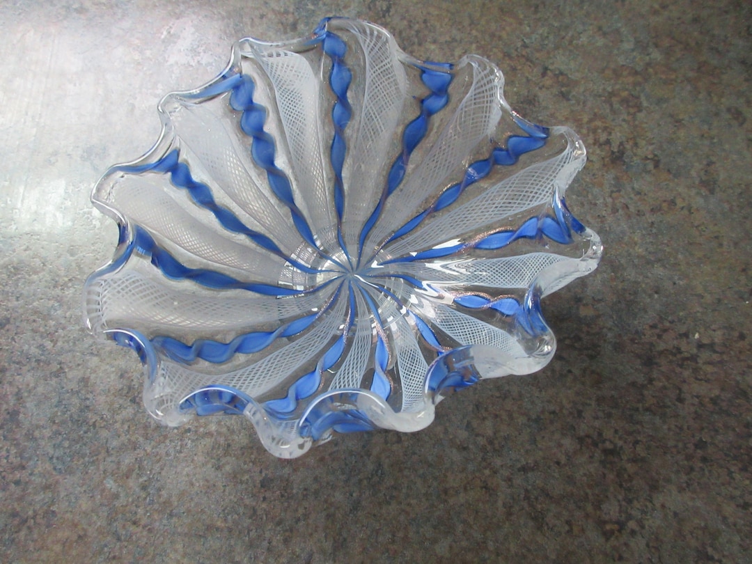 ヴィンテージ イタリア ムラーノ「ラティチーノ」ブルーリボン 脚付き