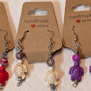 Pendientes colgantes de tortuga marina hechos a mano / Joyería oceánica con cuentas en espiral
