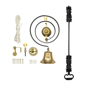 Könnte beinhalten: Ein Messing-Türklingel-Set mit einem schwarzen Zuggriff, einer Glocke, einer Montagehalterung, Schrauben und einem Seil. Das Set ist für ein traditionelles Haus konzipiert.
