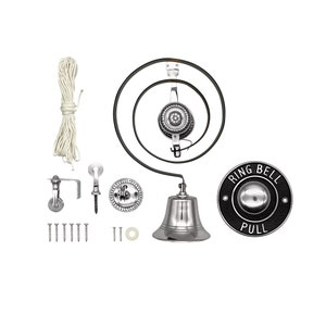 Può includere: Un kit di campanello argentato con un cartello nero che recita "Ring Bell Pull". Il kit comprende una campana, un filo di trazione, una staffa di montaggio, viti e una piastra decorativa.