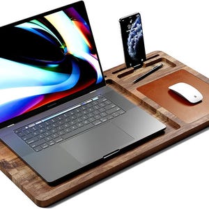 Lapdesk in gebruik met 15 inch laptop, muis, telefoon en pennenbakje.