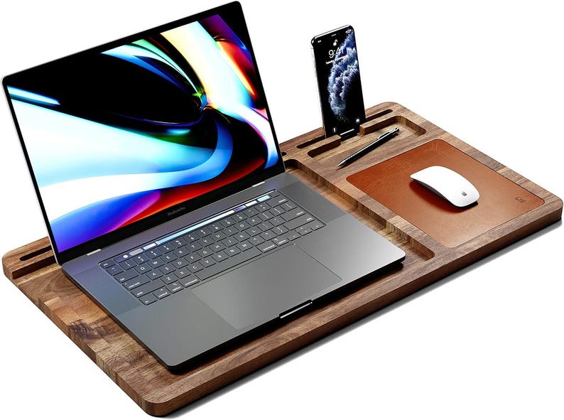 Lapdesk in gebruik met 15 inch laptop, muis, telefoon en pennenbakje.