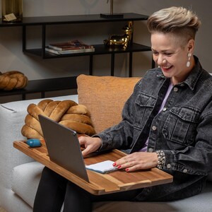 Comfortabel naar je tablet kijken op de bank, dankzij de slimme uitsparing voor een tablet
