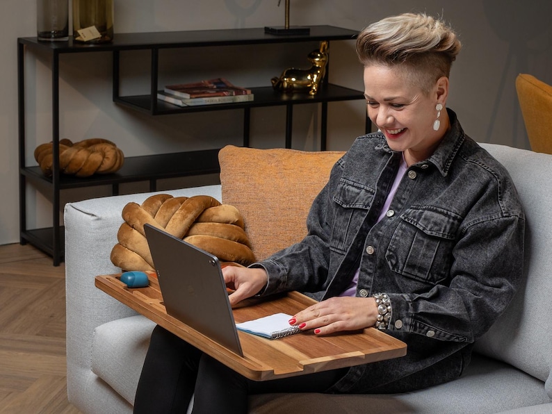 Comfortabel naar je tablet kijken op de bank, dankzij de slimme uitsparing voor een tablet