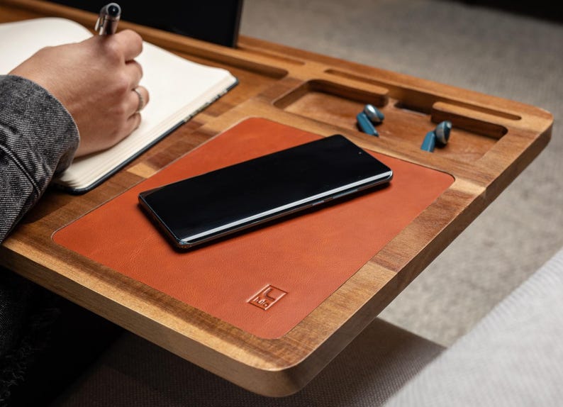 De lapdesk kan ook prima  als stabiele en stevige onderlegger tijdens het schrijven worden gebruikt.