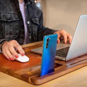 Lapdesk in gebruik met 15 inch Macbook, draadloze muis en telefoon in houder.