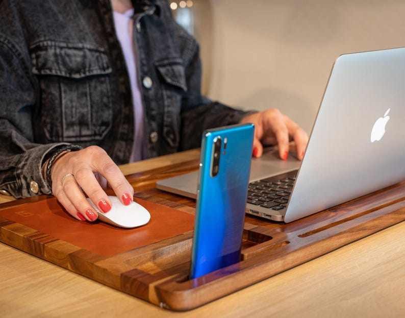 Lapdesk in gebruik met 15 inch Macbook, draadloze muis en telefoon in houder.