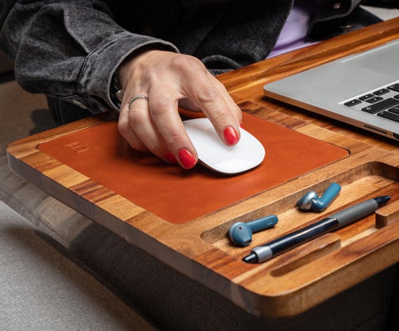 Lapdesk van Massief Acaciahout met échte Leren Muismat - Geschikt voor laptops tot 17,3” - Comfortabel Thuiswerken op de Bank met je Muis