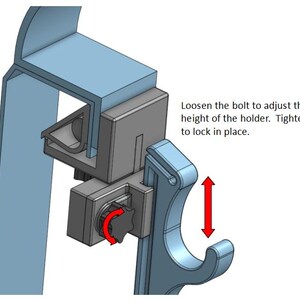 K&ouml;nnte beinhalten: 3D-gerendertes Bild eines mechanischen Halters in Blau und Grau. Der Text lautet: &bdquo;L&ouml;sen Sie die Schraube, um die H&ouml;he des Halters einzustellen. Zum Arretieren festziehen.&ldquo; Ein roter Pfeil zeigt die Einstellrichtung an.