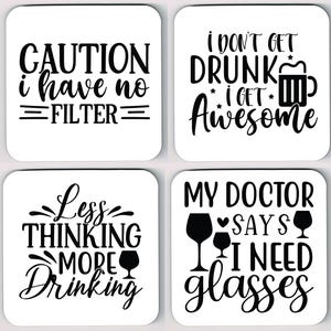 Op de afbeelding: Set van acht witte vierkante onderzetters met zwarte tekst en afbeeldingen. Elke onderzetter heeft een andere humoristische quote over alcohol en drinken, waaronder zinnen als "Alcohol gaat erin, wijsheid komt eruit."