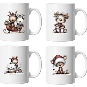 Könnte beinhalten: Vier weiße Keramikbecher mit weihnachtlichen Illustrationen. Ein Becher zeigt zwei Rentiere in einem Schlitten. Ein weiterer zeigt ein Rentier mit einem Geschenk. Die anderen beiden Becher zeigen eine Schneekugel und einen Bären mit Weihnachtsmütze.