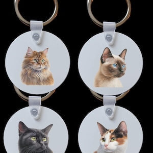 Può includere: Quattro portachiavi a tema gatto. Ogni portachiavi presenta un ritratto di gatto diverso su uno sfondo rotondo azzurro. I gatti includono un gatto arancione soffice, un gatto siamese con occhi blu, un gatto nero e un gatto calico. Ogni portachiavi ha un anello argentato.