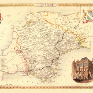 Może przedstawiać: Antyczna mapa hrabstwa Devonshire w Anglii, z szczegółowymi drogami, miastami i cechami geograficznymi. Mapa zawiera elementy dekoracyjne, w tym herb, ilustrację budynku i tytuł "Devonshire" na górze.