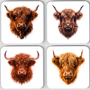Op de afbeelding: Een set van vier vierkante onderzetters, elk voorzien van een gedetailleerde illustratie van een Schotse Hooglander-kop met lang, ruig haar en gekromde hoorns. De runderen zijn afgebeeld in verschillende tinten bruin en goudkleurig.