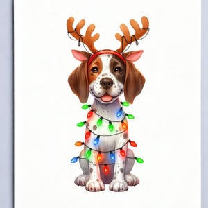 Peut inclure: Une illustration numérique d'un chien blanc avec des taches brunes et des oreilles tombantes portant un bandeau rouge avec des bois de renne bruns. Le chien est enveloppé dans une guirlande de lumières de Noël colorées, rouges, vertes, bleues et orange.