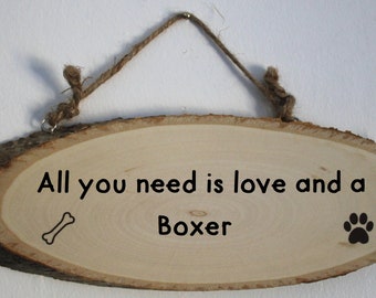 Letrero colgante de madera con la frase "Amor y un bóxer"