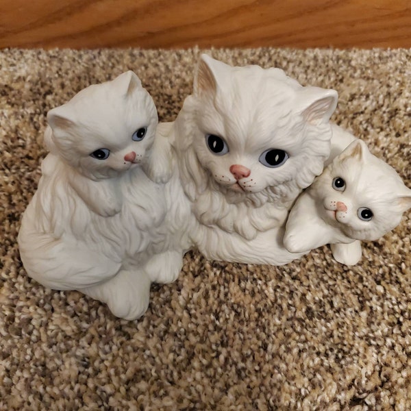 HOMCO Vintage White Persian Cat With Kittens