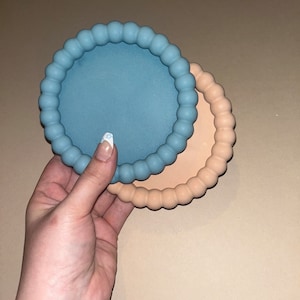 Bandeja decorativa con pompones / posavasos / plato de joyería / bandeja para velas / adorno / plato colorido / bandeja de baratijas / decoración / interior del hogar / diseño